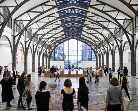 Zentraler Blick auf Menschen im Hamburger Bahnhof 