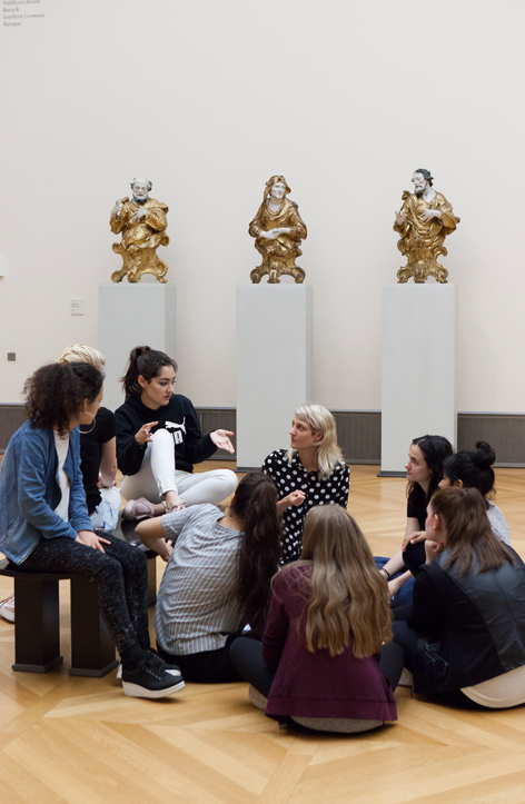 Schüler diskutieren bei einem Workshop im Bode-Museum