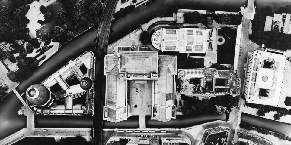 Luftbildaufnahme der Museumsinsel mit direkter Draufsicht, zwischen 1978 und 1987 Luftbildaufnahme der Museumsinsel mit direkter Draufsicht