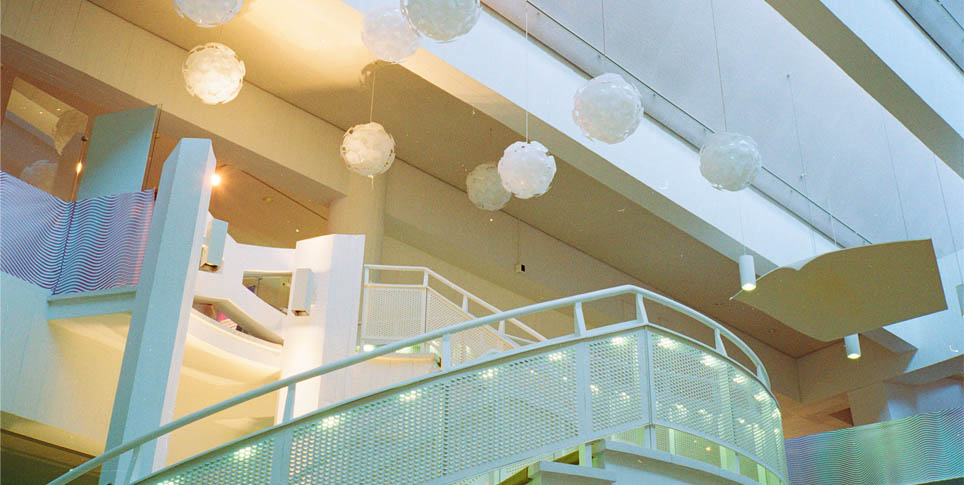 Obergeschoss mit Lampen von Günter Ssymmank, die auch in der Philharmonie und in der Staatsbibliothek hängen © SPK/Tina Willim Obergeschoss mit Lampen von Günter Ssymmank, die auch in der Philharmonie und in der Staatsbibliothek hängen