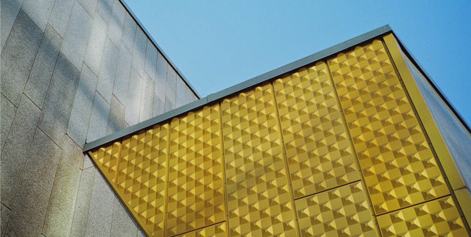 Nur am Eingang des Instituts findet sich eine goldene Referenz an Scharouns Philharmonie © SPK/Tina Willim Nur am Eingang des Instituts findet sich eine goldene Referenz an Scharouns Philharmonie
