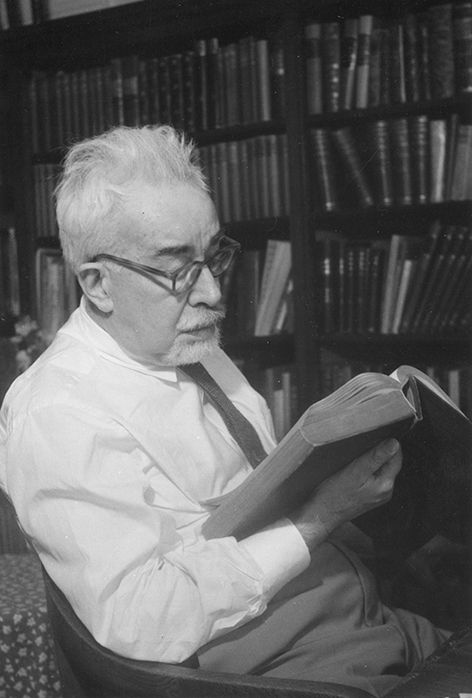 Curt Sachs vor der Bibliothek seiner New Yorker Wohnung, Ende 1950er Jahre © SIMPK Berlin: Re 12 889 Curt Sachs vor der Bibliothek seiner New Yorker Wohnung, Ende 1950er Jahre
