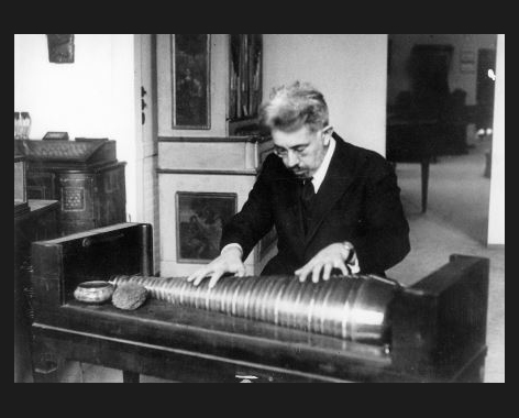 Curt Sachs an der Glasharmonika des Musikinstrumenten-Museums, 1920er Jahre