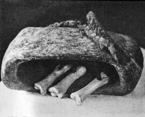 Peruanische Holzschelle, Seite aus Curt Sachs "Geist und Werden der Musikinstrumente (1929)" Peruanische Holzschelle, Seite aus Curt Sachs "Geist und Werden der Musikinstrumente (1929)"