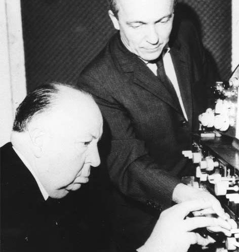 Alfred Hitchcock und Oskar Sala (stehend) am Mixturtrautonium