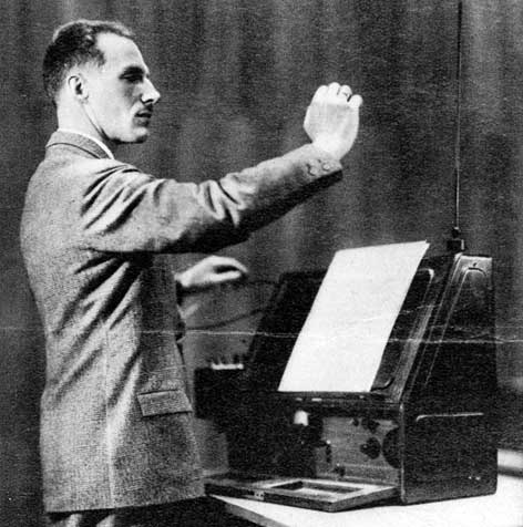 Lev Termen auf seinem Theremin spielend