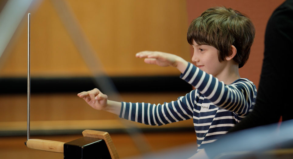 Theremin-Workshop im Staatlichen Institut für Musikforschung Ein Junge spielt auf dem Theremin