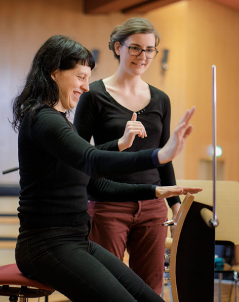 Carolina Eyck erläutert einer Workshop-Teilnehmerin das Thereminspiel Carolina Eyck erläutert einer Workshop-Teilnehmerin das Thereminspiel