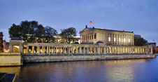 Blick über die Spree auf die Museumsinsel Berlin mit Alter Nationalgalerie und Kolonnadengang, abends