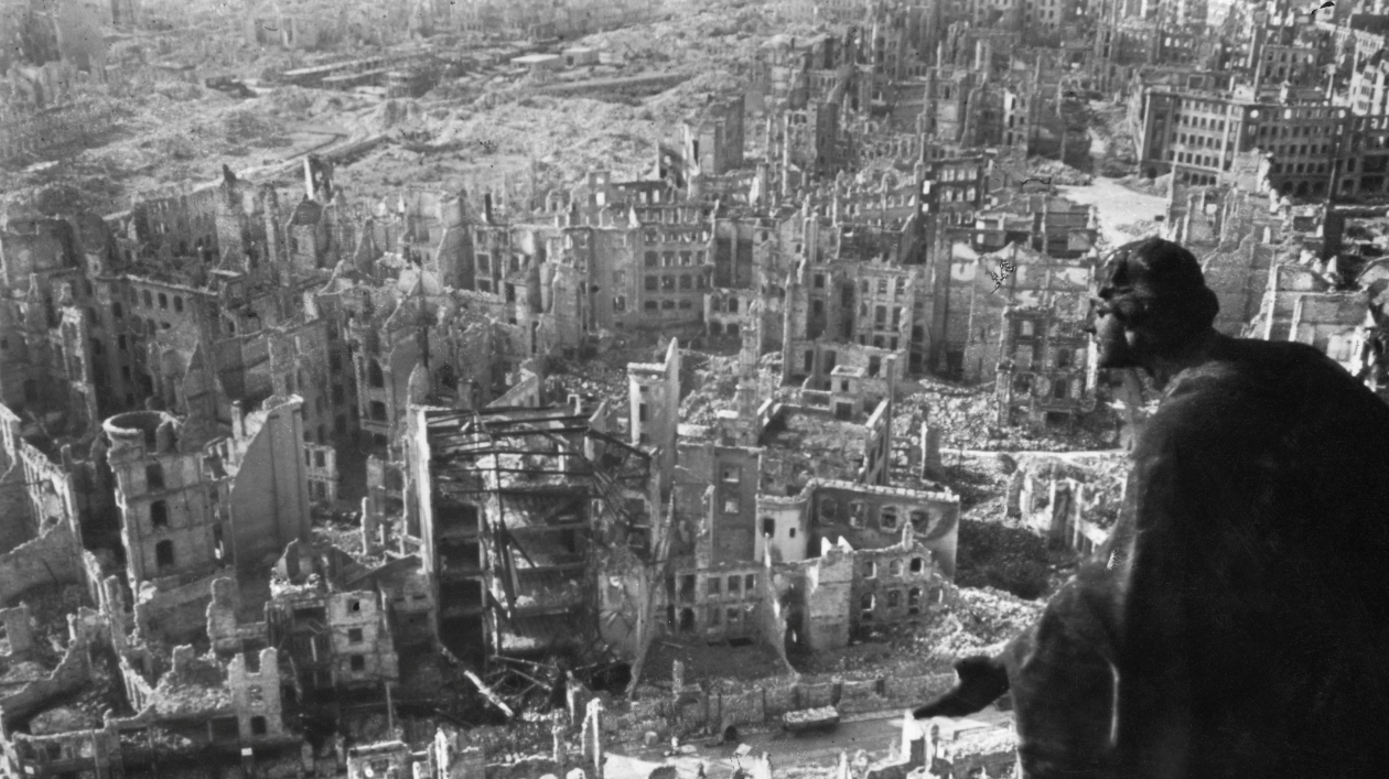 Schwarz-Weißfotografie einer zerbombten Stadt