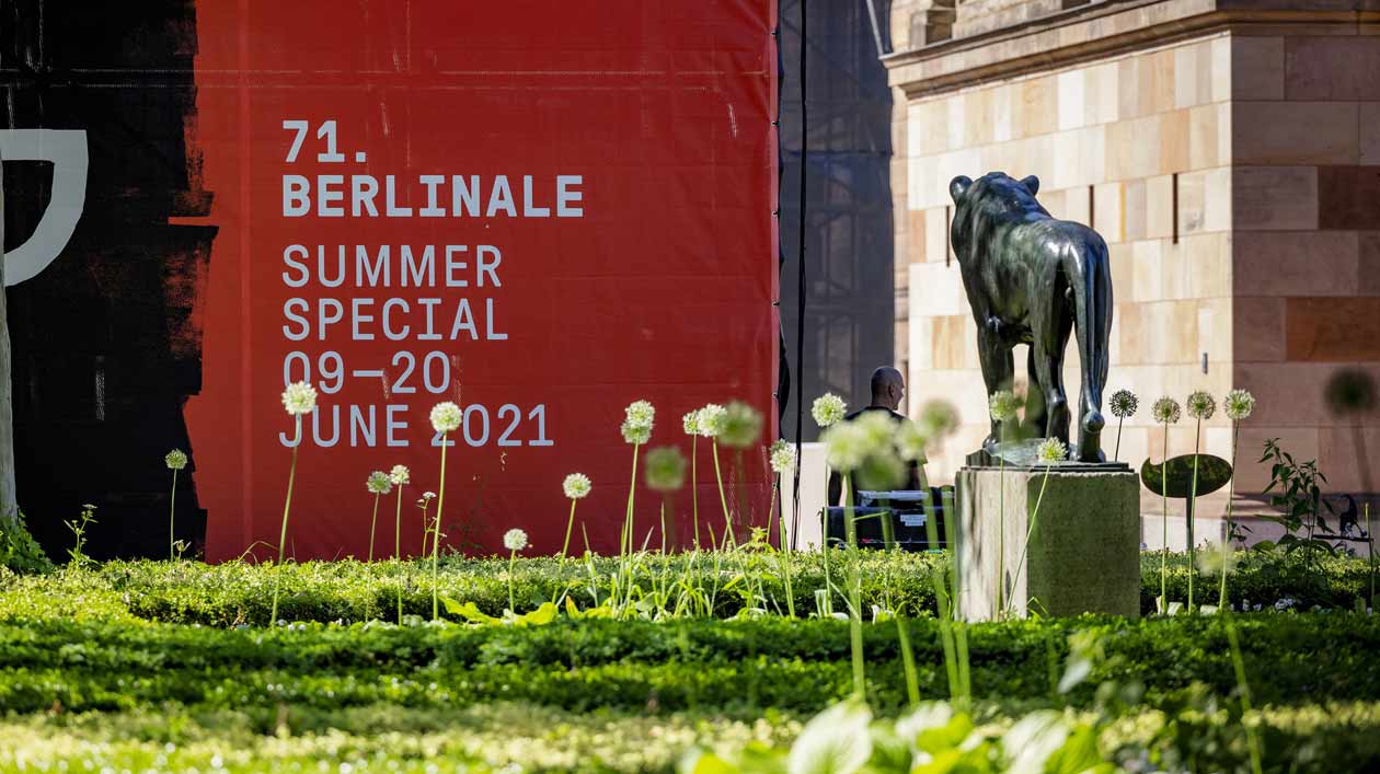 Plakat auf der Museumsinsel, Aufschrift: „71. Berlinale. Summer Special“