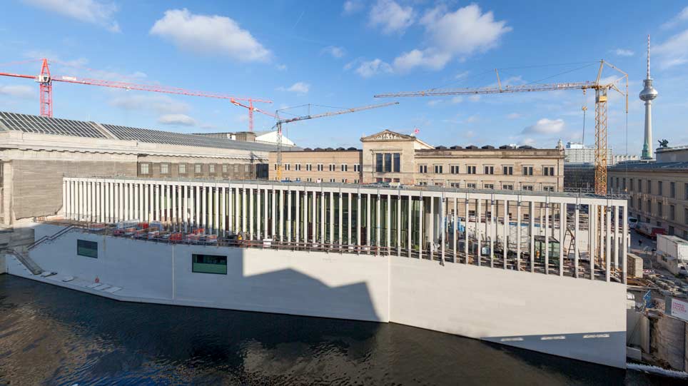 Fassade der James-Simon-Galerie Blick auf ein modernes Gebäude an einem Fluss