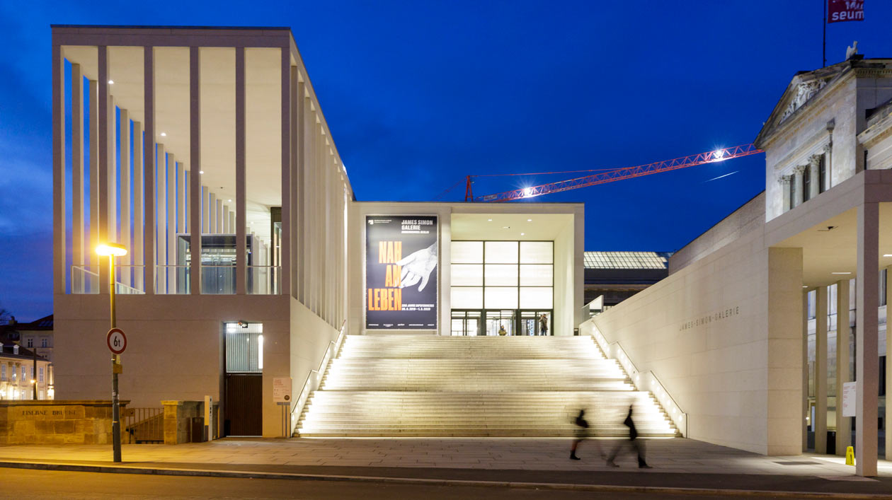 James-Simon-Galerie bei Nacht
