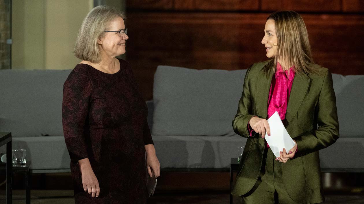 Zwei Frauen stehen sich gegenüber