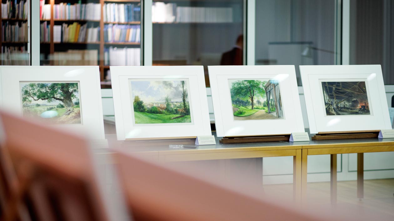 Vier Aquarelle in einem Studiensaal