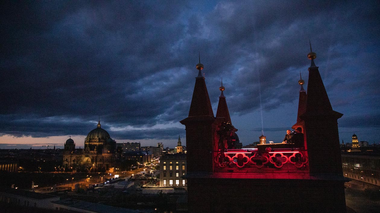 DJ Rauschhaus präsentierte ein Set auf der Friedrichswerderschen Kirche Ein Turm der Friedrichswerderschen Kirche vor dem wolkenverhangenen Nachthimmel.