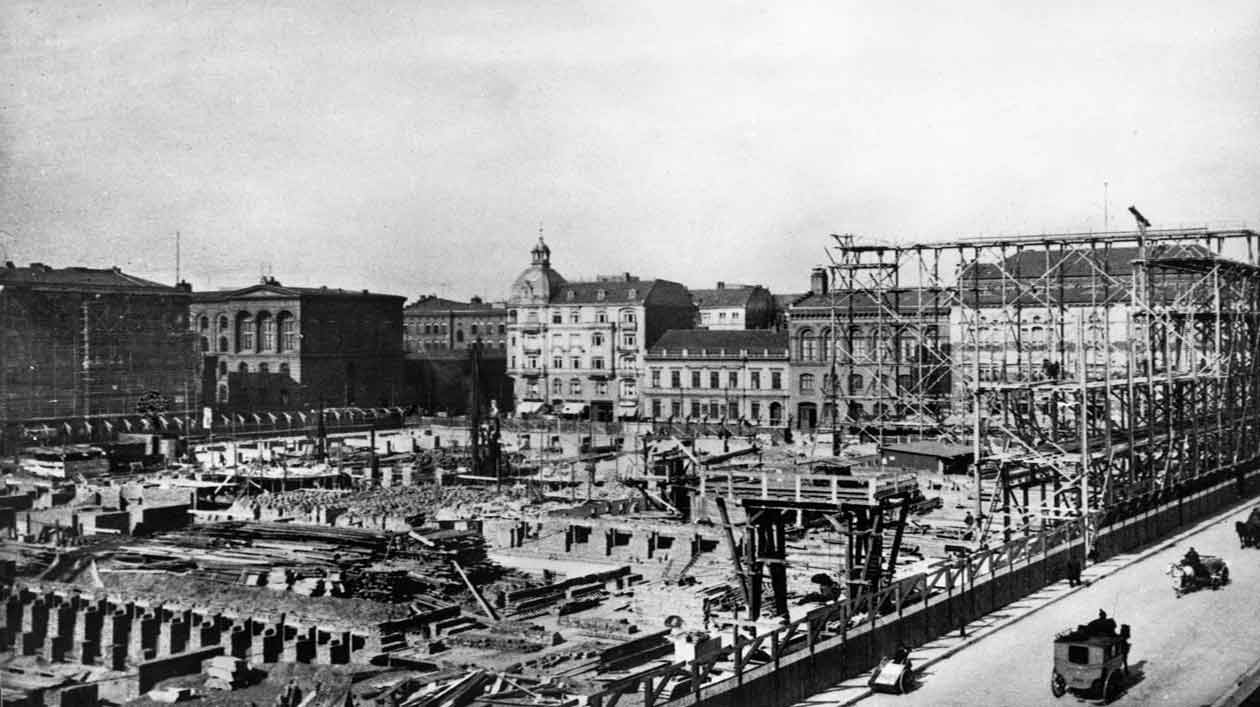 Schwarz-Weiß Aufnahme einer Baustelle an einer Straße