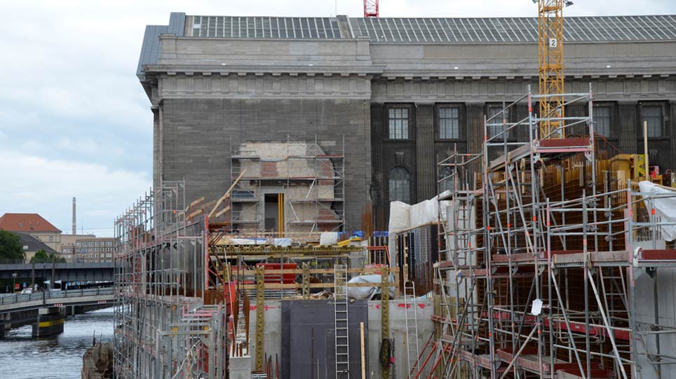 Blick auf eine Baustelle an einem Gebäude an einem Fluss (öffnet Vergrößerung des Bildes)