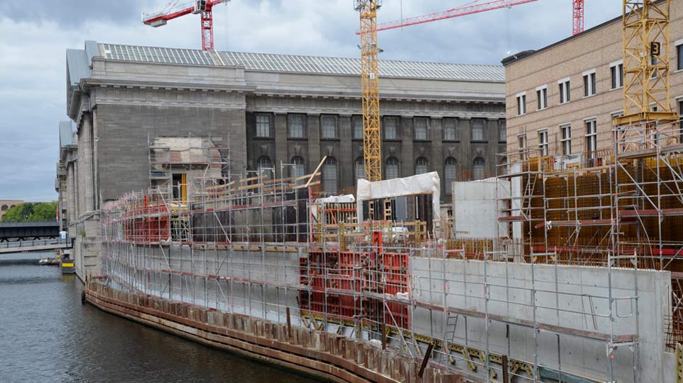 Blick auf eine Baustelle an einem Gebäude an einem Fluss (öffnet Vergrößerung des Bildes)