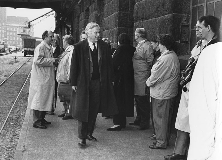 The then President of the Foundation, Werner Knopp, waiting for the first freight train bringing archival material from Merseburg in April 1993. (opens enlarged image)