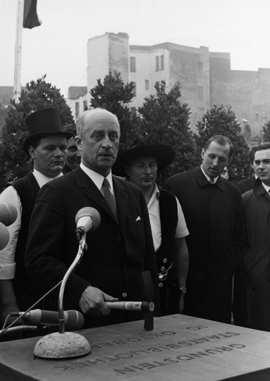 Hans Georg Wormit, head of the SPK from 1962 to 1977, at the cornerstone-laying ceremony for the Staatsbibliothek at the Kulturforum in 1965 (opens enlarged image)