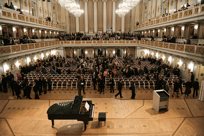 Blick in einen Konzertsaal von der Bühne aus (öffnet Vergrößerung des Bildes)