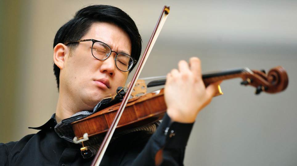 Großaufnahme eines Violine spielenden Mannes (öffnet Vergrößerung des Bildes)