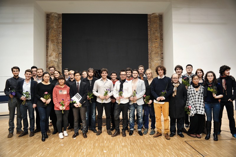 Eine Gruppe von Menschen posiert für die Kamera (öffnet Vergrößerung des Bildes)