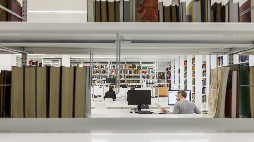 Several visitors of the reading room of the Archäologisches Zentrum (opens enlarged image)