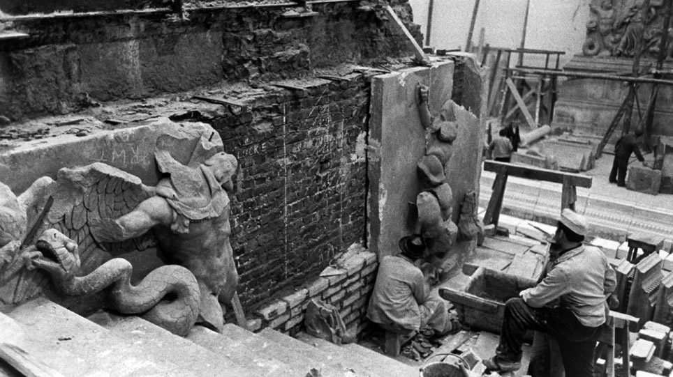 Historische Aufnahme des Wiederaufbaus des Pergamonaltars im Pergamonmuseum