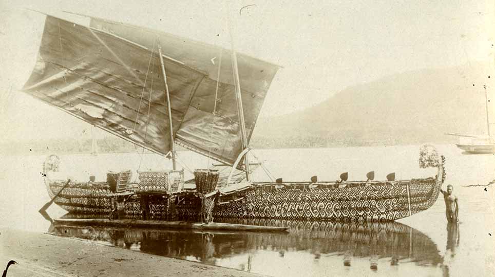 Historische Sepia-Fotografie eines Bootes zu Wasser
