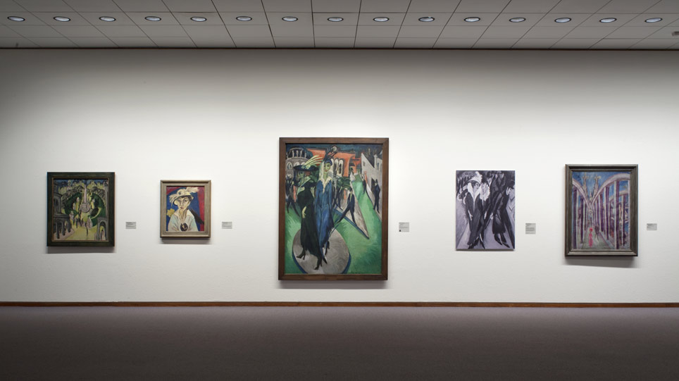 Fünf expressionistische Bilder hängen an einer weißen Museumswand (öffnet Vergrößerung des Bildes)