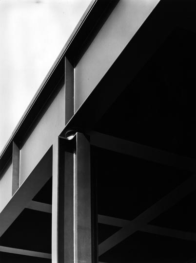 Historical photograph of a detail of the load-bearing structure for the roof of the Neue Nationalgalerie. (opens enlarged image)