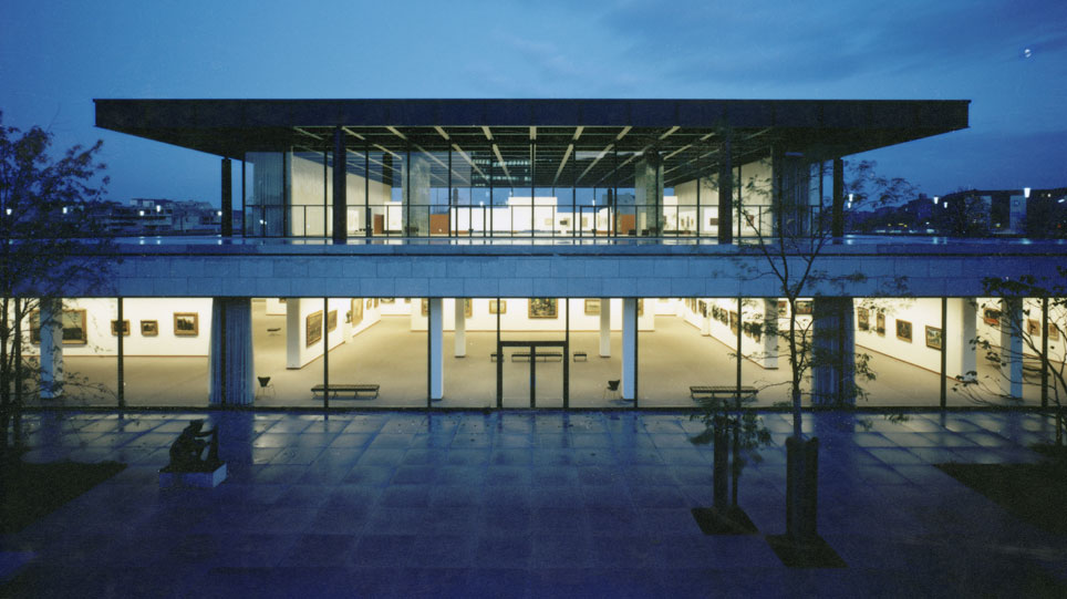 View from the west of the Neue Nationalgalerie after the opening in 1968, with the exhibition spaces lit (opens enlarged image)