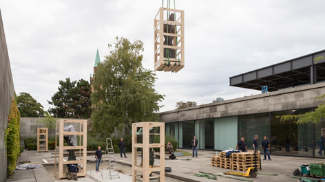 Skulpturen aus dem Skulpturengarten der Neuen Nationalgalerie werden per Kran abtransportiert (opens enlarged image)