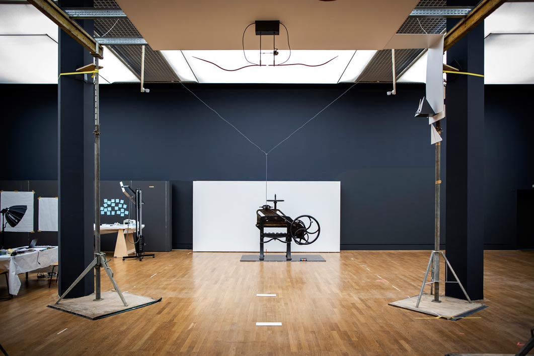 Moderne Kunstinstallation mit einer massiven stählernen Schneidemaschine mit zwei Kurbelrädern. (öffnet Vergrößerung des Bildes)