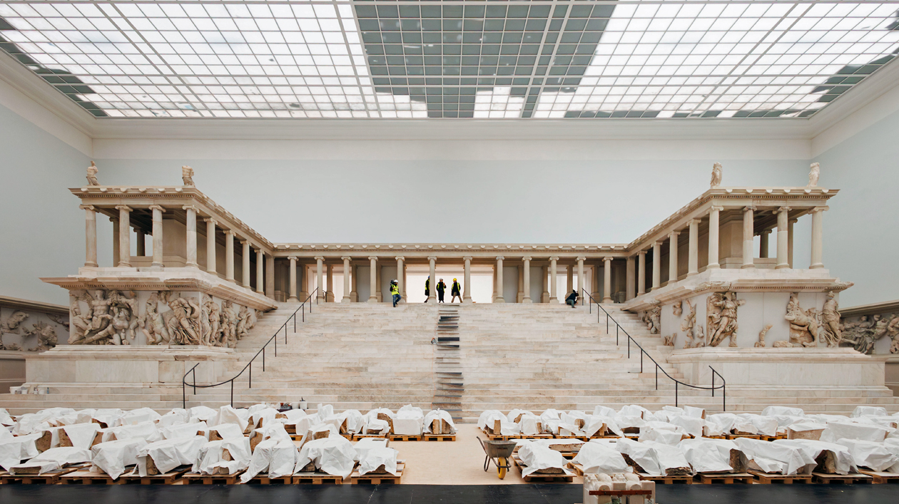 Blick auf den fast fertig restaurierten Pergamonaltar
