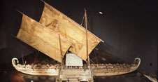 Holzboot mit zwei rechteckigen Segeln