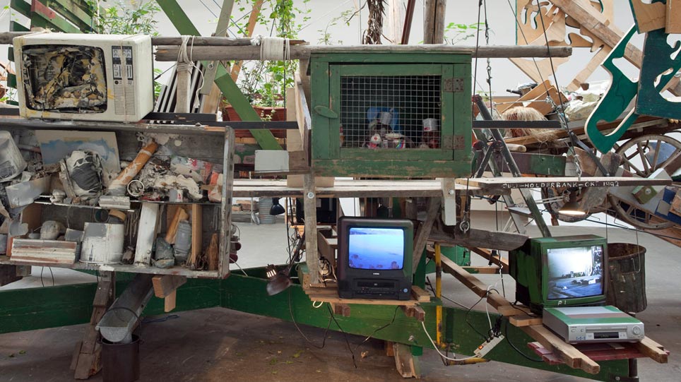 „Gartenskulptur“ von Dieter Roth Ausschnitt aus einer Objektcollage mit Monitoren und einem Stall