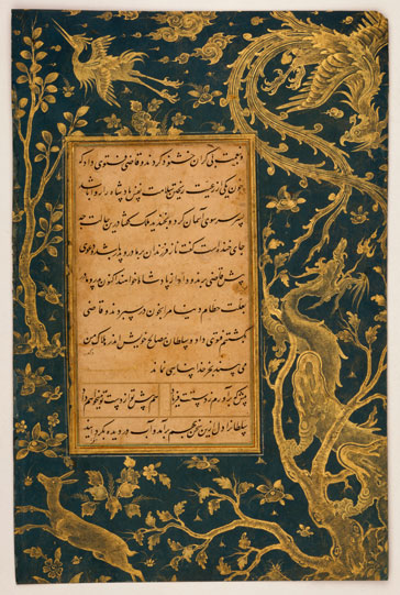 Buchseite mit Schrift und goldener Verzierung auf dunklem Untergrund (öffnet Vergrößerung des Bildes)