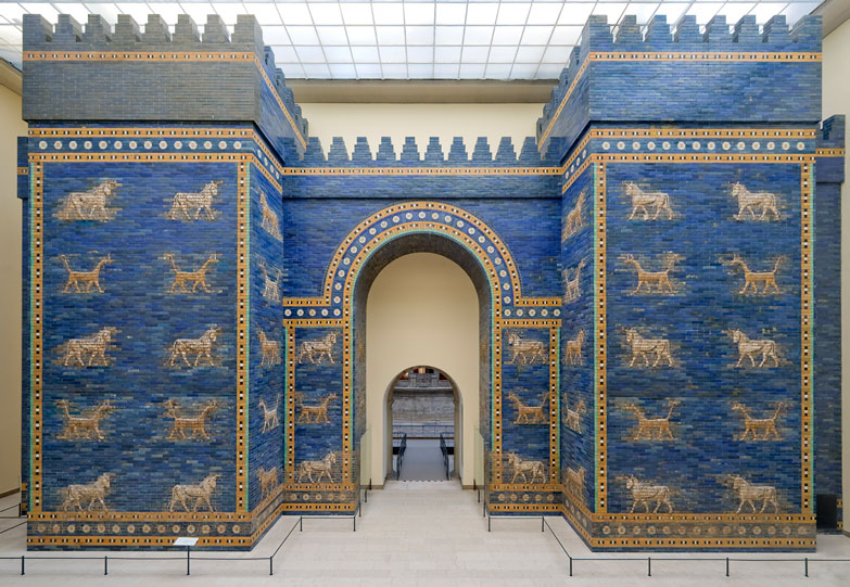 Ischtar-Tor, blau mit gelben Figurenmotiven (öffnet Vergrößerung des Bildes)