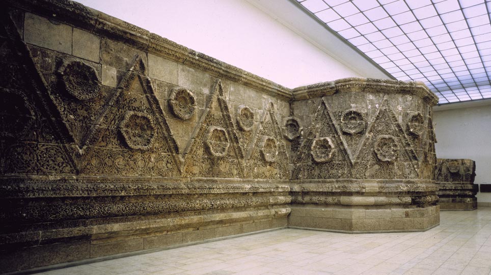 Blick auf die Mschatta-Fassade (öffnet Vergrößerung des Bildes)