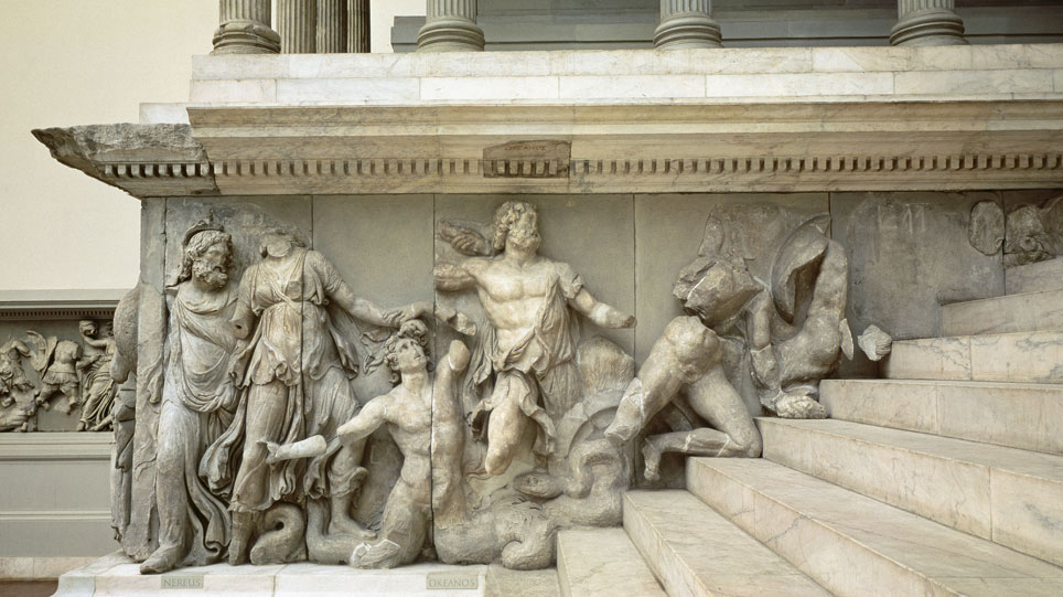 Ausschnitt des Pergamonaltars mit Figurenfries (öffnet Vergrößerung des Bildes)