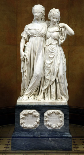 Zwei Frauenfiguren aus Marmor auf einem Sockel (öffnet Vergrößerung des Bildes)