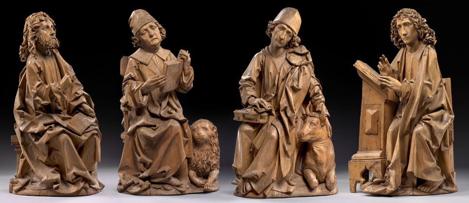 Vier sitzende Figuren, aus Holz geschnitzt (öffnet Vergrößerung des Bildes)