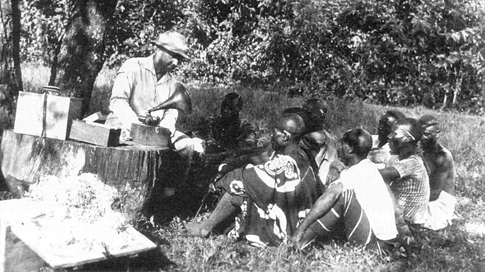Historische Fotografie von phonographischen Aufnahmen in Ostafrika (öffnet Vergrößerung des Bildes)