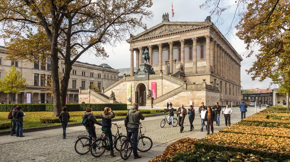 Blick vom Kolonnadenhof auf die Alte Nationalgalerie (öffnet Vergrößerung des Bildes)