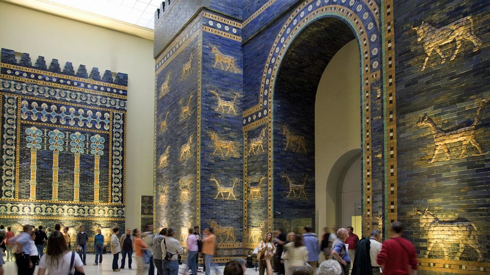 Besucher vor dem Ischtar-Tor im Pergamonmuseum (öffnet Vergrößerung des Bildes)