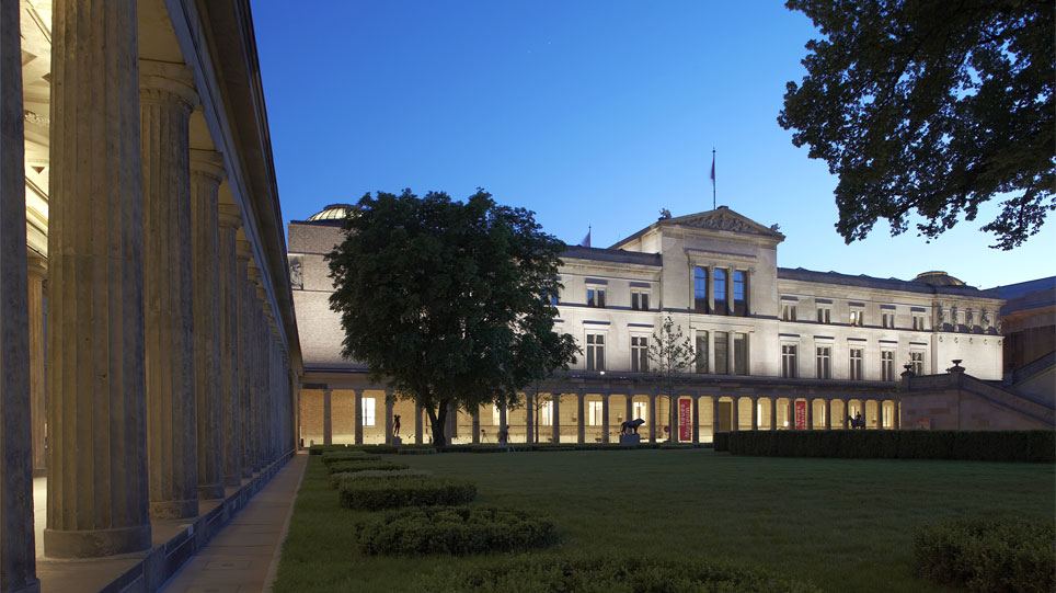 Blick vom Kolonnadenhof auf das Neue Museum (öffnet Vergrößerung des Bildes)