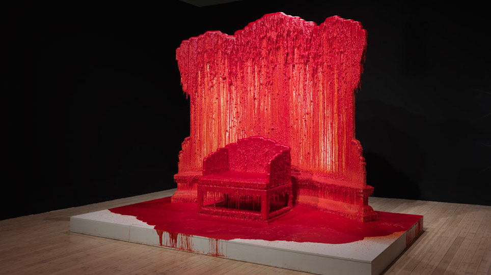 „Waterfall“ von Zhao Zhao Mit rotem Wachs übergossenes Objekt auf einem Podest